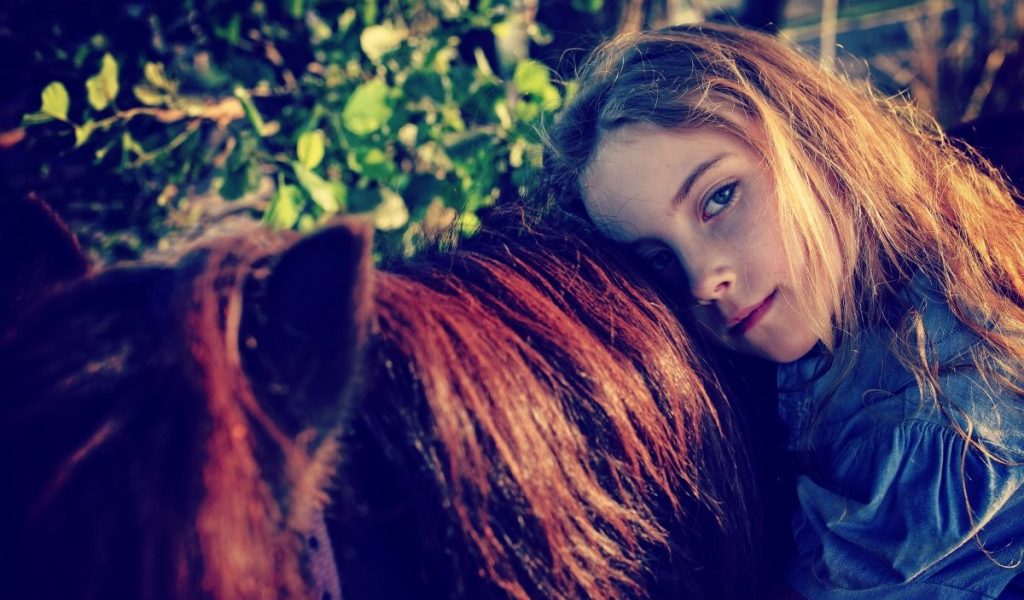 Belastung-51a43915f005b35b8ddb84d436912ae4141f1fdb Young girl hugging a horse