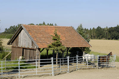 imago57887387h(1)_opt Bildnummer: 57887387 Datum: 08.09.2005 Copyright: imago/Manfred Grebler Kleiner Offenstall (Laufstall) mit Auslauf / Small run-in sted with horses Offenstall Tiere Pferde xcb x0x 2005 quer Laufstall Offenstall Pferd Pferde Pferdestall Stall Tier Tiere 57887387 Date 08 09 2005 Copyright Imago Manfred Grebler Kleiner Playpen with Discontinued Small Run in Sted With Horses Animals Horses x0x 2005 horizontal Playpen Horse Horses Stables Stable Animal Animals