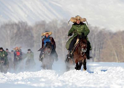 imago58954476h_opt Bildnummer: 58954476 Datum: 28.12.2012 Copyright: imago/Xinhua Bildnummer: 58954476 Datum: 28.12.2012 Copyright: imago/Xinhua (121228) -- ALTAY, Dec. 28, 2012 (Xinhua) -- Kazak horsemen are seen during a horse racing performance in Altay City, northwest China s Xinjiang Uygur Autonomous Region, Dec. 28, 2012. An ice and snow festival kicked off Friday at Jiangjunshan Skiing Resort in Altay. (Xinhua/Sadat) (lx) CHINA-XINJIANG-ALTAY-SNOW FESTIVAL (CN) PUBLICATIONxNOTxINxCHN Gesellschaft Winter Jahreszeit x2x xst 2012 quer o0 Kosaken, Reiter, Tradition, Pferd, Tiere, Tracht 58954476 Date 28 12 2012 Copyright Imago XINHUA Altay DEC 28 2012 XINHUA Kazak Horsemen are Lakes during a Horse Racing Performance in Altay City Northwest China S Xinjiang Uygur Autonomous Region DEC 28 2012 to ICE and Snow Festival kicked off Friday AT Skiing Resort in Altay XINHUA Sadat LX China Xinjiang Altay Snow Festival CN PUBLICATIONxNOTxINxCHN Society Winter Season x2x 2012 horizontal o0 Cossack Reiter Tradition Horse Animals Costume