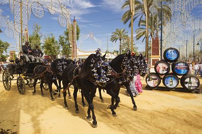 Geschmückte Pferde und Kutscher in Uniform auf der Pferdemesse Feria del Caballo Jerez de la Fronte Geschmückte Pferde und Kutscher in Uniform auf der Pferdemesse Feria del Caballo, Jerez de la Frontera, Provinz Cßdiz, Andalusien, Spanien, Europa ibltdr03895887.jpg decorated Horses and Kutscher in Uniform on the Horse Fair Feria Del Caballo Jerez de La Frontera Province Cßdiz Andalusia Spain Europe ibltdr03895887 JPG