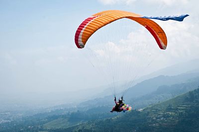 A paraglider flies during Fun Fly Paragliding Festival at Puncak Bogor West Java Province in Indon A paraglider flies during Fun Fly Paragliding Festival at Puncak, Bogor, West Java Province in Indonesia, May 25, 2014. More than a hundred participants in different kinds of costumes participate in this festival. (Xinhua/Veri Sanovri) INDONESIA-BOGOR-PARAGLIDING FESTIVAL PUBLICATIONxNOTxINxCHN a Paragliders FLIES during Fun Fly Paragliding Festival AT Bogor WEST Java Province in Indonesia May 25 2014 More than a Hundred Participants in different Kinds of Costumes participate in This Festival XINHUA Veri Indonesia Bogor Paragliding Festival PUBLICATIONxNOTxINxCHN