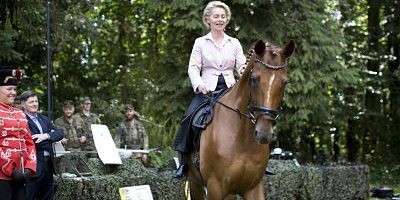 Deutschland Lüneburg Theodor Körner Kaserne Besuch des Aufklärungslehrbatallions 3 durch Verteidi Deutschland, Lüneburg, Theodor-Körner-Kaserne, Besuch des Aufklärungslehrbatallions 3 durch Verteidigungsministerin Ursula von der Leyen CDU, beim Reiten, 21.07.2015 Deutschland, Lüneburg, Theodor-Körner-Kaserne, Besuch des Aufklärungslehrbatallions 3 durch Verteidigungsministerin Ursula von der Leyen CDU, beim Reiten, 21.07.2015 Germany Lüneburg Theodor Grains Barracks Visit the Aufklärungslehrbatallions 3 through Defence Minister Ursula from the Leyen CDU the riding 21 07 2015