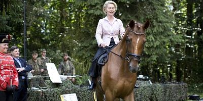 Deutschland Lüneburg Theodor Körner Kaserne Besuch des Aufklärungslehrbatallions 3 durch Verteidi Deutschland, Lüneburg, Theodor-Körner-Kaserne, Besuch des Aufklärungslehrbatallions 3 durch Verteidigungsministerin Ursula von der Leyen CDU, beim Reiten, 21.07.2015 Deutschland, Lüneburg, Theodor-Körner-Kaserne, Besuch des Aufklärungslehrbatallions 3 durch Verteidigungsministerin Ursula von der Leyen CDU, beim Reiten, 21.07.2015 Germany Lüneburg Theodor Grains Barracks Visit the Aufklärungslehrbatallions 3 through Defence Minister Ursula from the Leyen CDU the riding 21 07 2015