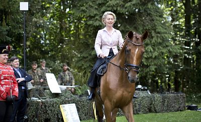 Deutschland Lüneburg Theodor Körner Kaserne Besuch des Aufklärungslehrbatallions 3 durch Verteidi Deutschland, Lüneburg, Theodor-Körner-Kaserne, Besuch des Aufklärungslehrbatallions 3 durch Verteidigungsministerin Ursula von der Leyen CDU, beim Reiten, 21.07.2015 Deutschland, Lüneburg, Theodor-Körner-Kaserne, Besuch des Aufklärungslehrbatallions 3 durch Verteidigungsministerin Ursula von der Leyen CDU, beim Reiten, 21.07.2015 Germany Lüneburg Theodor Grains Barracks Visit the Aufklärungslehrbatallions 3 through Defence Minister Ursula from the Leyen CDU the riding 21 07 2015