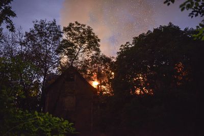 Brand an der Schwemme 25 09 2015 Am Freitagabend 25 09 2015 kam es zu einem Feuer in einem leers Brand an der Schwemme, 25.09.2015; Am Freitagabend (25.09.2015) kam es zu einem Feuer in einem leerstehenden Fachwerkhaus an der Schwemme. Etwa 20 Feuerwehrleute waren im Einsatz den Brand zu bekämpfen. Zahlreiche Schaulustige verfolgten das Geschehen. Halle (Saale) , Brand , Brände , Feuer , Feuerwehr , Blaulicht , Polizei , Brandstiftung , Denkmäler , Denkmal , Fachwerkhaus , An der Spitze , An der Schwemme Brand an der Schwemme, 25.09.2015; Am Freitagabend (25.09.2015) kam es zu einem Feuer in einem leerstehenden Fachwerkhaus an der Schwemme. Etwa 20 Feuerwehrleute waren im Einsatz den Brand zu bekämpfen. Zahlreiche Schaulustige verfolgten das Geschehen. Halle (Saale) , Brand , Brände , Feuer , Feuerwehr , Blaulicht , Polizei , Brandstiftung , Denkmäler , Denkmal , Fachwerkhaus , An der Spitze , An der Schwemme Brand to the Schwemme 25 09 2015 at Friday evening 25 09 2015 came it to a Fire in a empty Half-timbered house to the Schwemme about 20 Firefighters Were in Use the Brand to combat Numerous Onlookers Persecuted the Done Hall Saale Brand Fires Fire Fire brigade Blue light Police Arson Monuments Monument Half-timbered house to the Top to the Schwemme