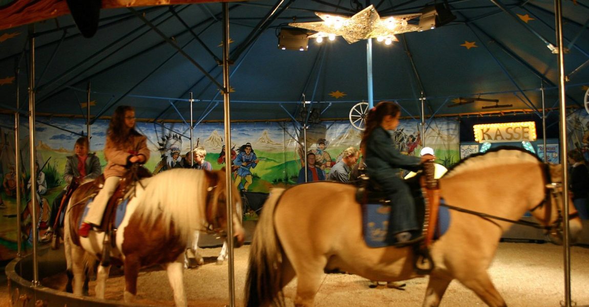 Ponykarussell auf Jahrmarkt Copyright: imago/mm images Bildnummer: 51000799 Datum: 07.10.2005 Copyright: imago/mm images Ponyreiten auf dem Kramermarkt in Oldenburg, Personen; 2005, Oldenburg, Jahrmarkt, Jahrmärkte, Rummel, Kirmes, Kind, Kinder, Pferd, Pferde, Pony, Ponys, Rondell, Zelt, Zelte, Säugetiere; , quer, Kbdig, Deutschland / Tiere, Gruppenbild, Hippodrom, reiten