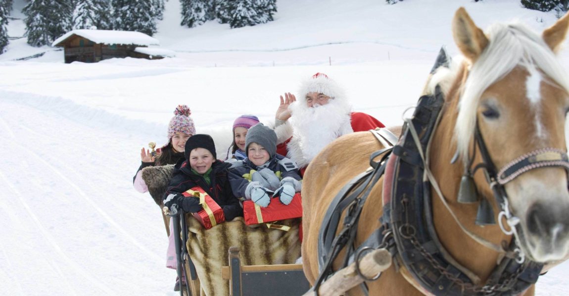 Besinnlicher Weihnachtsmarkt mit Tieren Weihnachtsmarkt mit Tieren Italy, South Tyrol, Seiseralm, Santa Claus and children sitting in sleigh model released PUBLICATIONxINxGERxSUIxAUTxHUNxONLY WESTF11468 Italy South Tyrol Seiseralm Santa Claus and Children Sitting in sleigh Model released PUBLICATIONxINxGERxSUIxAUTxHUNxONLY WESTF11468