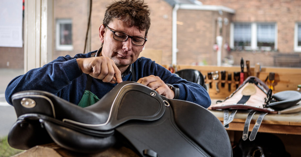 Sattlerei Bernhard Theine Der Sattlermeister Bernhard Theine, arbeitet am 07.12.2017 in seiner Werkstatt in Rommerskirchen, an verschiedenen Sattelteilen. Foto: DANIEL ELKE 