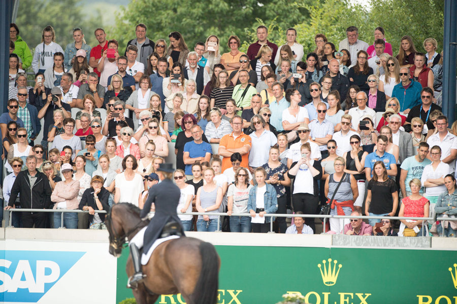 CHIO Aachen 2019 Zuschauer beobachten die Dressur von Dorothee SCHNEIDER, GER, auf Showtime FRH, Tribuene, Tribüne, Publikum, Feature, allgemein, Randmotiv, Deutsche Bank Preis, Großer Dressurpreis von Aachen Grand Prix Kür CDIO5, am 21.07.2019, Weltfest des Pferdesport, CHIO Aachen 2019 vom 16.07 - 21.07.2019 in Aachen/ Deutschland; ©Sven Simon Fotoagentur GmbH & Co. Pressefoto KG # Prinzess-Luise-Str. 41 # 45479 M u e l h e i m / R u h r # Tel. 0208/9413250 # Fax. 0208/9413260 # GLS Bank # BLZ 430 609 67 # Kto. 4030 025 100 # IBAN DE75 4306 0967 4030 0251 00 # BIC GENODEM1GLS # www.svensimon.net 