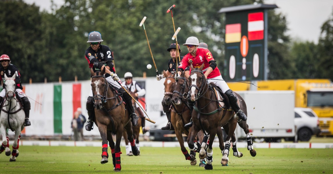 Berlin Deutschland 04 09 2016 Polo Europameisterschaft 2016 Deutschland Österreich Oesterre Berlin, Deutschland, 04.09.2016: Polo Europameisterschaft 2016 - Deutschland - Österreich / Oesterreich. Caspar Crasemann (DEU) im Zweikampf gegen Martin Bieler (AUT, links). Berlin Germany 04 09 2016 Polo European Championship 2016 Germany Austria Austria Caspar Crasemann DEU in duel against Martin Bieler AUT left 