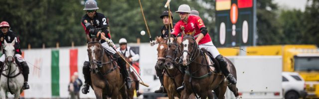 Berlin Deutschland 04 09 2016 Polo Europameisterschaft 2016 Deutschland Österreich Oesterre Berlin, Deutschland, 04.09.2016: Polo Europameisterschaft 2016 - Deutschland - Österreich / Oesterreich. Caspar Crasemann (DEU) im Zweikampf gegen Martin Bieler (AUT, links). Berlin Germany 04 09 2016 Polo European Championship 2016 Germany Austria Austria Caspar Crasemann DEU in duel against Martin Bieler AUT left 
