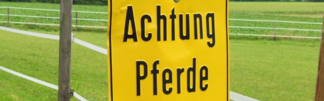 Warnung vor Pferden, die den Weg kreuzen. Warnschild vor Pferden, die den Weg kreuzen. Köln, Nordrhein-Westfalen, Deutsc Warnung vor Pferden, die den Weg kreuzen. Warnschild vor Pferden, die den Weg kreuzen. Köln, Nordrhein-Westfalen, Deutschland, 19.08.2019. *** Warning of horses crossing the road Warning sign for horses crossing the road Cologne, North Rhine-Westphalia, Germany, 19 08 2019 Copyright: JOKER/HelmutxMetzmacher JOKER190819582522 