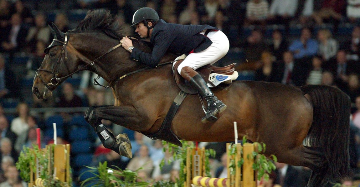 Rau_imago0000988887h Bildnummer: 00988887 Datum: 23.11.2003 Copyright: imago/Rau Eric Levallois (Frankreich) auf Diamant de Semilly; Erik, Halle, Indoor, Vdig, quer, Hindernis 19. German Masters 2003, Reiten, Reitsport, Springreiten, Springen Stuttgart Pferdesport Herren Einzel Deutschland Einzelbild Aktion Personen Tiere 