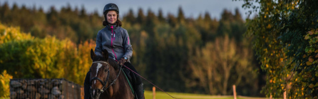 Lilli reitet auf dem Pferd (Equus) Chia, auf einem Reiterhof bei Leutkirch im Allgäu, Baden Württemberg, Deutschland. Au Lilli reitet auf dem Pferd Equus Chia, auf einem Reiterhof bei Leutkirch im Allgäu, Baden Württemberg, Deutschland. Auf dem Reiterhof *** Lilli rides the horse Equus Chia, on a horse farm near Leutkirch in Allgäu, Baden Württemberg, Germany On the horse farm 