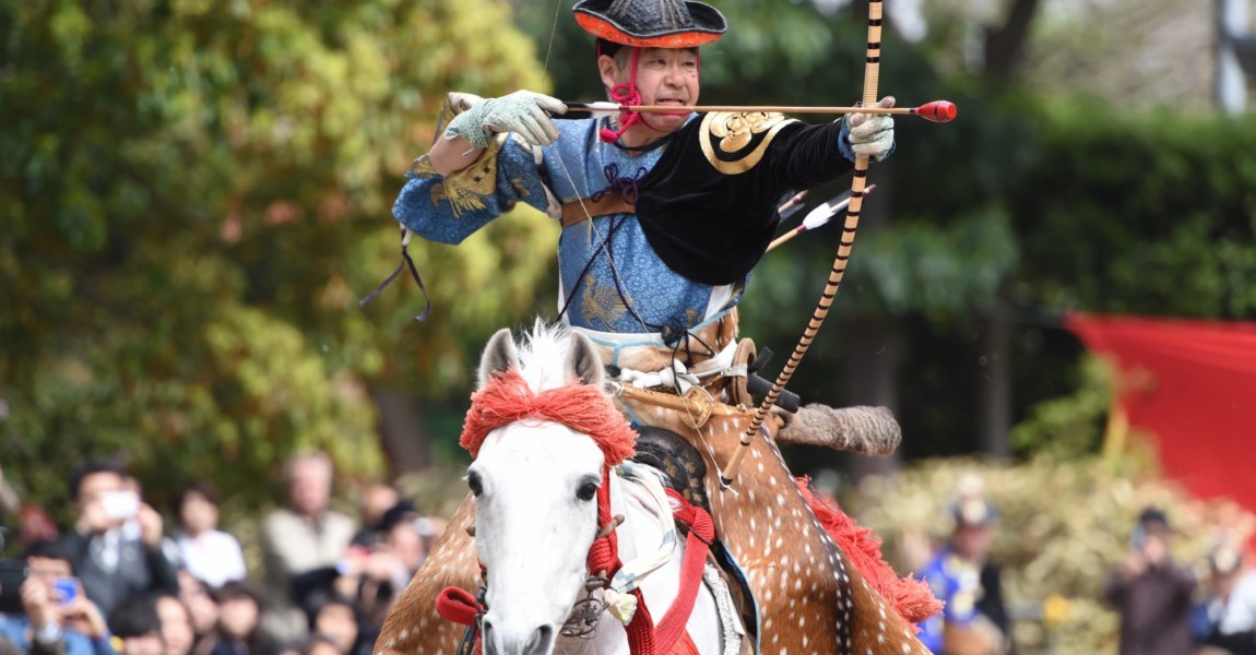 April 19 2015 Kamakura Japan Archers wearing traditional Japanese costume participate in an hor April 19, 2015, Kamakura, Japan - Archers wearing traditional Japanese costume participate in an horseback archery event aiming at a target from a galloping horse during the Yabusame Shinto ritual at Tsurugaoka Hachimangu Shrine in Kamakura on April 19, 2015. PUBLICATIONxINxGERxSUIxAUTxHUNxONLY (pueb015678) April 19 2015 Kamakura Japan archers Wearing Traditional Japanese costume participate in to Horseback Archery Event aiming AT a Target from a Gallo ping Horse during The Shinto Ritual AT Tsurugaoka Hachimangu Shrine in Kamakura ON April 19 2015 PUBLICATIONxINxGERxSUIxAUTxHUNxONLY pueb015678 