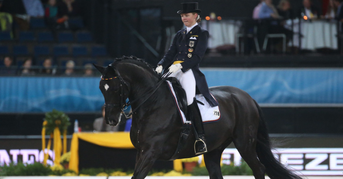 Stuttgart German Masters -Dressur- Sanneke Rothenberger (Deutschland) auf Deveraux OLD German Dressage Master, Preis der Firma Women's Wear Soccx, Grand Prix Special, CDI ****, Stuttgart German Masters, Reiten, 31. Internationales Reitturnier, FEI World Cup, 22.11.2015 Foto: Weiss-Fudisch/Eibner 