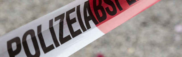 absperrung,absperrband,polizeiabsperrung,absperren,absperrungen,gesperrt,sperre,sperren,absperrbänder,flatterband,flatte absperrung,absperrband,polizeiabsperrung,absperren,absperrungen,gesperrt,sperre,sperren,absperrbänder,flatterband,flatterbänder,polizeiabsperrungen,polizeisperren,polizesperre *** barrier,warning tape,police cordon,barriers,warning,warning tapes,police cordons fr9-js0 