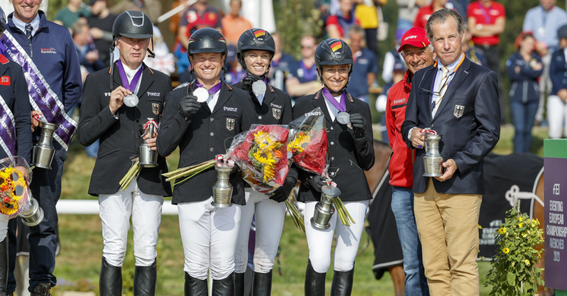 AVENCHES - FEI Eventing European Championship, EM, Europameisterschaft 2021, AVENCHES - FEI Eventing European Champions AVENCHES - FEI Eventing European Championship, EM, Europameisterschaft 2021, AVENCHES - FEI Eventing European Championship 2021 TEAM Germany JUNG Michael GER, KLIMKE Ingrid GER, SIEMER Anna GER, DIBOWSKI Andreas GER, ADOPHSEN Prof. Dr Jens Equipechef, MELZER Hans Bundestrainer Siegerehrung Mannschaft / Prize giving Ceremony Team Avenches, IENA Institut Equestre National Avenches 26. September 2021 - *** AVENCHES FEI Eventing European Championship 2021, AVENCHES FEI Eventing European Championship 2021 TEAM Germany JUNG Michael GER , KLIMKE Ingrid GER , SIEMER Anna GER , DIBOWSKI Andreas GER , ADOPHSEN Prof Dr Jens Equipechef , MELZER Hans Bundestrainer Siegerehrung Mannschaft Prize giving Ceremony Team Avenches, IENA Institut Equestre National Avenches 26 September 2021 