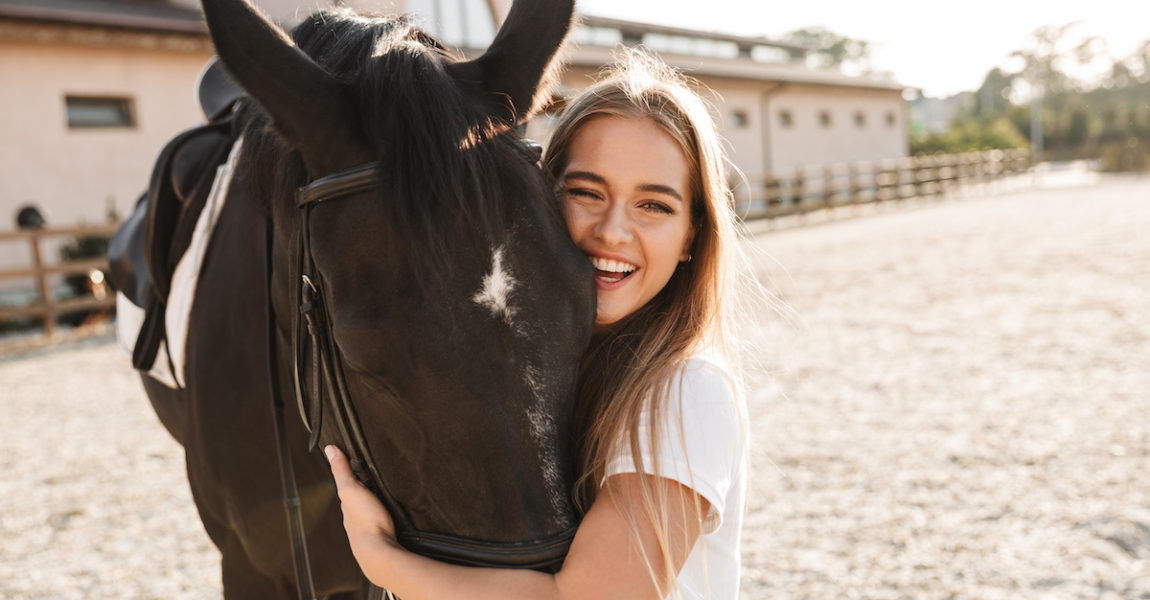 Beautiful woman with horse in countryside Pferde sind nicht nur unsere Freunde, sondern regelrechte Familienmitglieder. Ihre Gesundheit ist ein hohes Gut. Die EHV-Impfung kann dabei Unterstützung leisten. Pferde sind nicht nur unsere Freunde, sondern regelrechte Familienmitglieder. Ihre Gesundheit ist ein hohes Gut. Die EHV-Impfung kann dabei Unterstützung leisten.