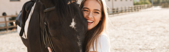 Beautiful woman with horse in countryside Pferde sind nicht nur unsere Freunde, sondern regelrechte Familienmitglieder. Ihre Gesundheit ist ein hohes Gut. Die EHV-Impfung kann dabei Unterstützung leisten. Pferde sind nicht nur unsere Freunde, sondern regelrechte Familienmitglieder. Ihre Gesundheit ist ein hohes Gut. Die EHV-Impfung kann dabei Unterstützung leisten.