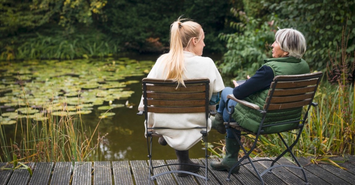 Young woman with her grandmother sitting on jetty at garden pond model released Symbolfoto property Young woman with her grandmother sitting on jetty at garden pond model released Symbolfoto property released PUBLICATIONxINxGERxSUIxAUTxHUNxONLY JOSF01903 