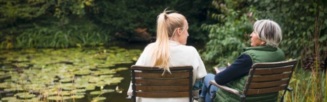 Young woman with her grandmother sitting on jetty at garden pond model released Symbolfoto property Young woman with her grandmother sitting on jetty at garden pond model released Symbolfoto property released PUBLICATIONxINxGERxSUIxAUTxHUNxONLY JOSF01903 