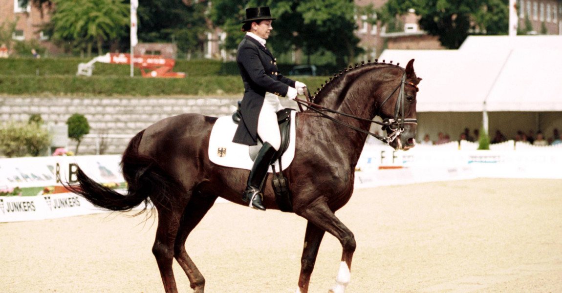 13.9. Bildnummer: 00118217 Datum: 17.08.1997 Copyright: imago/Jaspersen Karin Rehbein (Deutschland) auf Donnerhall; Dressur Europameisterschaft 1997, Reitsport, Dressurreiten, Reiten, Verden Anmut, Spannung, Pferdesport EM Einzel Deutschland Einzelbild Aktion Personen Tiere 