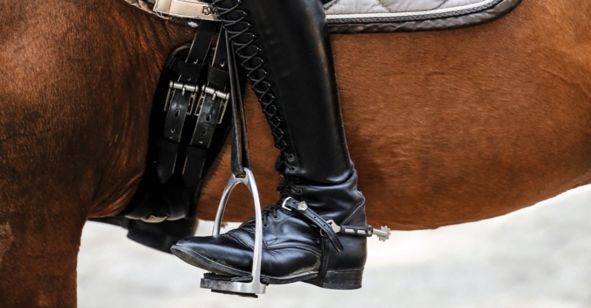 Pferdesport Dressur 18-14-d1007-Dressurschule-Details-Stiefel-Sporen-Steigbuegel 2018-05-29,- 10:53:20h, Dressurschule-Ausbildung-Training-Schenefeld-Kloevensteen 