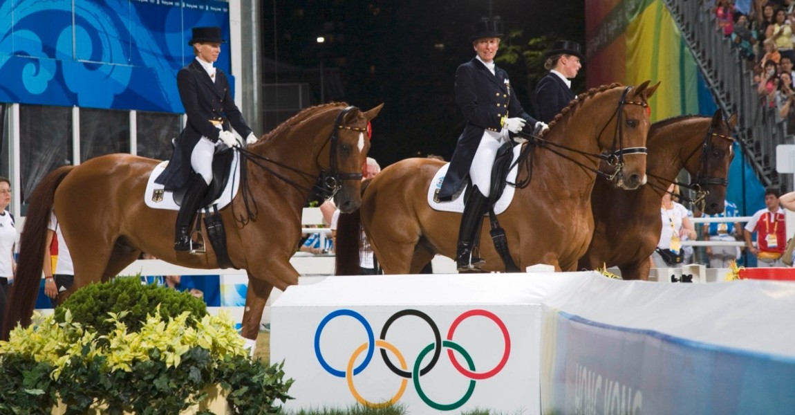 30.10. Bildnummer: 03937108 Datum: 14.08.2008 Copyright: imago/Sven Simon Deutschland ist Olympiasieger 2008 im Teamwettbewerb der Dressur, v.li.: Nadine Capellmann auf Elvis, Heike Kemmer auf Bonaparte und Isabell Werth auf Satchmo; Teamwettbewerb, Teamwertung, Vdig, quer, Sieg, Sieger, Olympiasieg, Olympiasieger, o0 Ringe, Olympiaringe Olympische Spiele Peking 2008, Sommerspiele, Reiten, Reitsport, Dressur, Dressurreiten Hong Kong, Hongkong Pferdesport OS Sommer Damen Mannschaft Gruppenbild optimistisch Randmotiv Personen Tiere Image number 03937108 date 14 08 2008 Copyright imago Sven Simon Germany is Olympic medalists 2008 in Team competition the Dressage v left Nadine Capellmann on Elvis Heike Kemmer on Bonaparte and Isabell Werth on Satchmo Team competition Team scoring Vdig horizontal Victory Winner Olympic victory Olympic medalists o0 Rings Olympic rings Olympic Games Beijing 2008 Summer Games riding Horse riding Dressage Dressage Hong Kong Hong Kong Equestrian sports OS Summer women Team Group photo optimistic Rand motive Human Beings Animals 