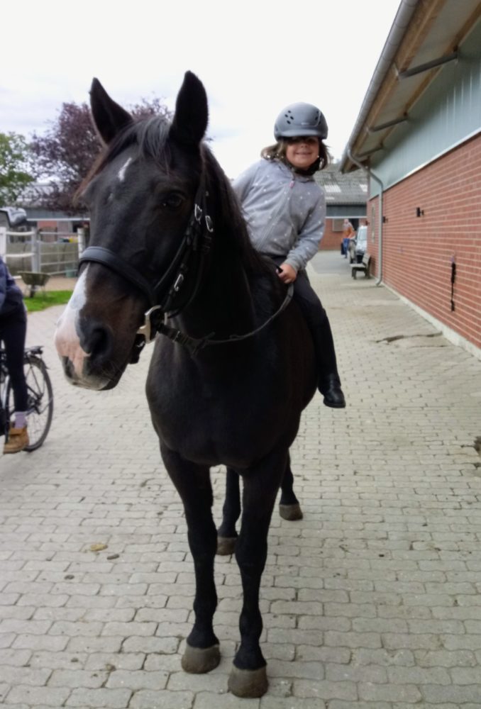 Louisa (6 Jahre) happy mit ihrem Deutschen Reitpony Gabor